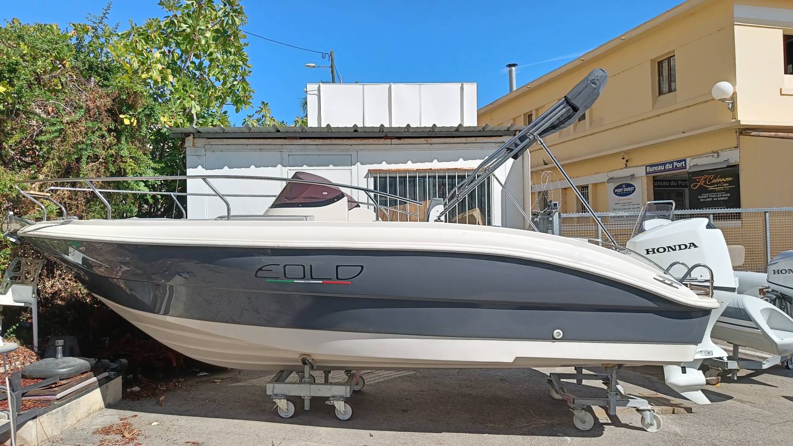 Travaux sur coque polyester de bateaux à Martigues dans les Bouches-du-Rhône