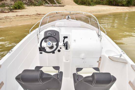 Poste de pilotage B2 marine Cap Ferret 652