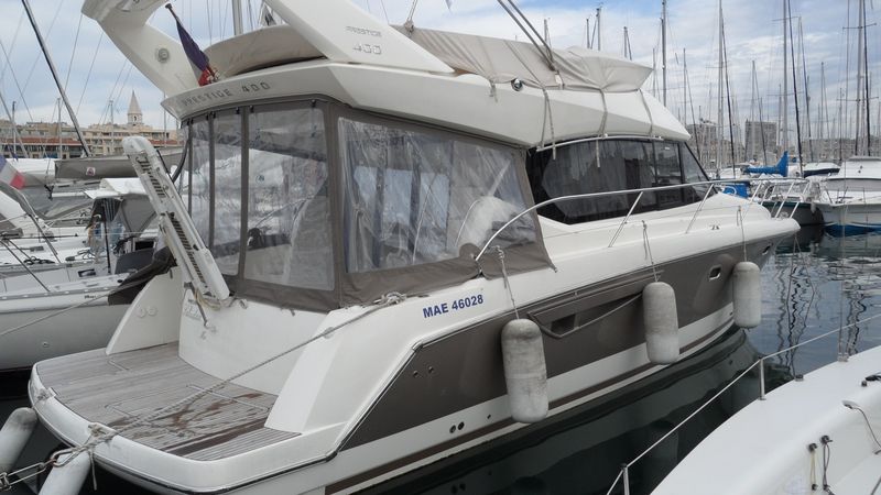 Location d'une Vedette Prestige 400