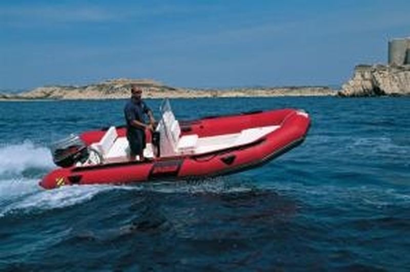 Bleu  Calanque vous propose le bateau Zodiac Pro Man 12