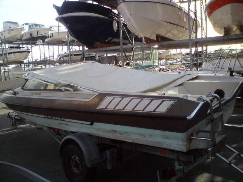 Bleu calanque vous propose le bateau Fletcher 210